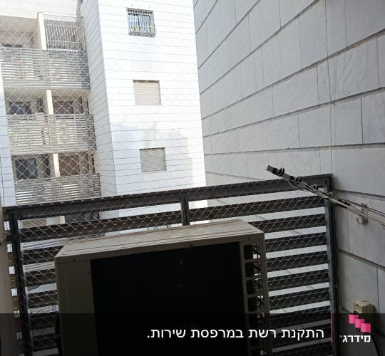 רשת למניעת כניסת יונים במרפסת בניין